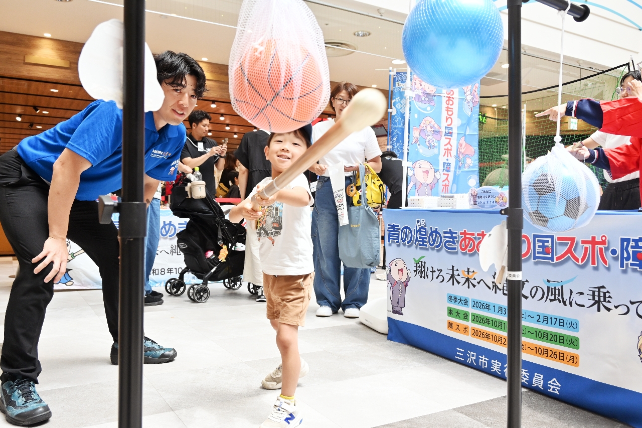 銃剣道を体験する来場者