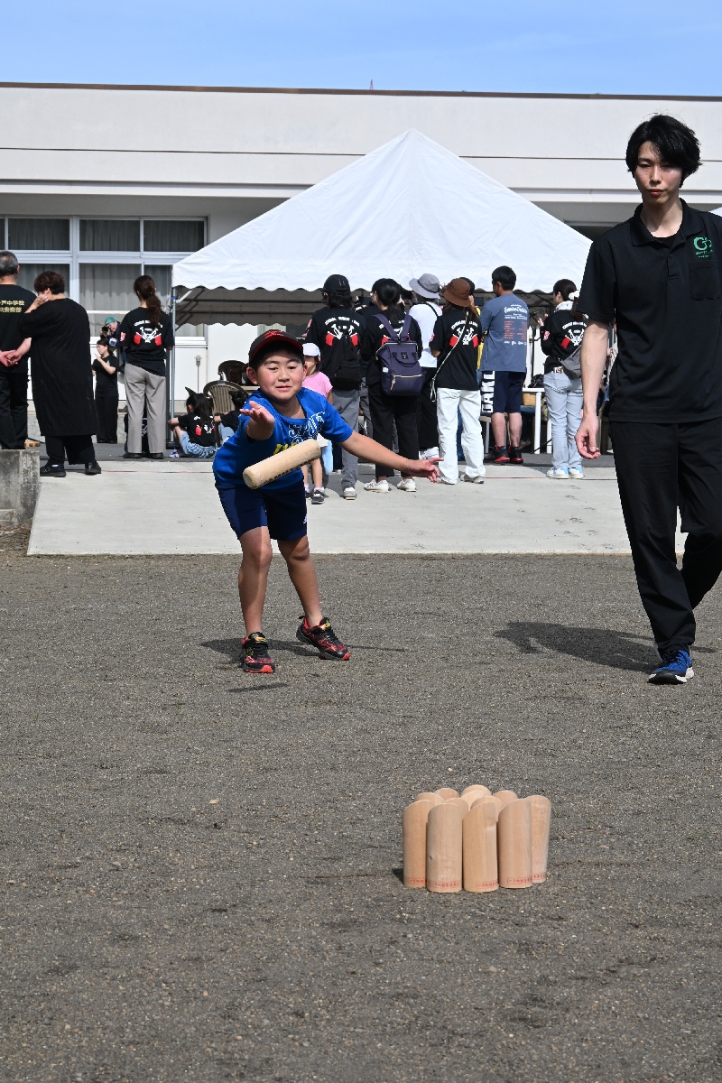 モルックを体験する小学生