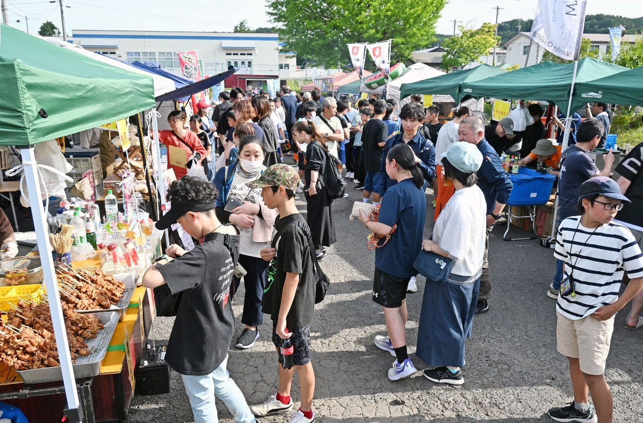 大勢の来場者でにぎわう飲食店ブース