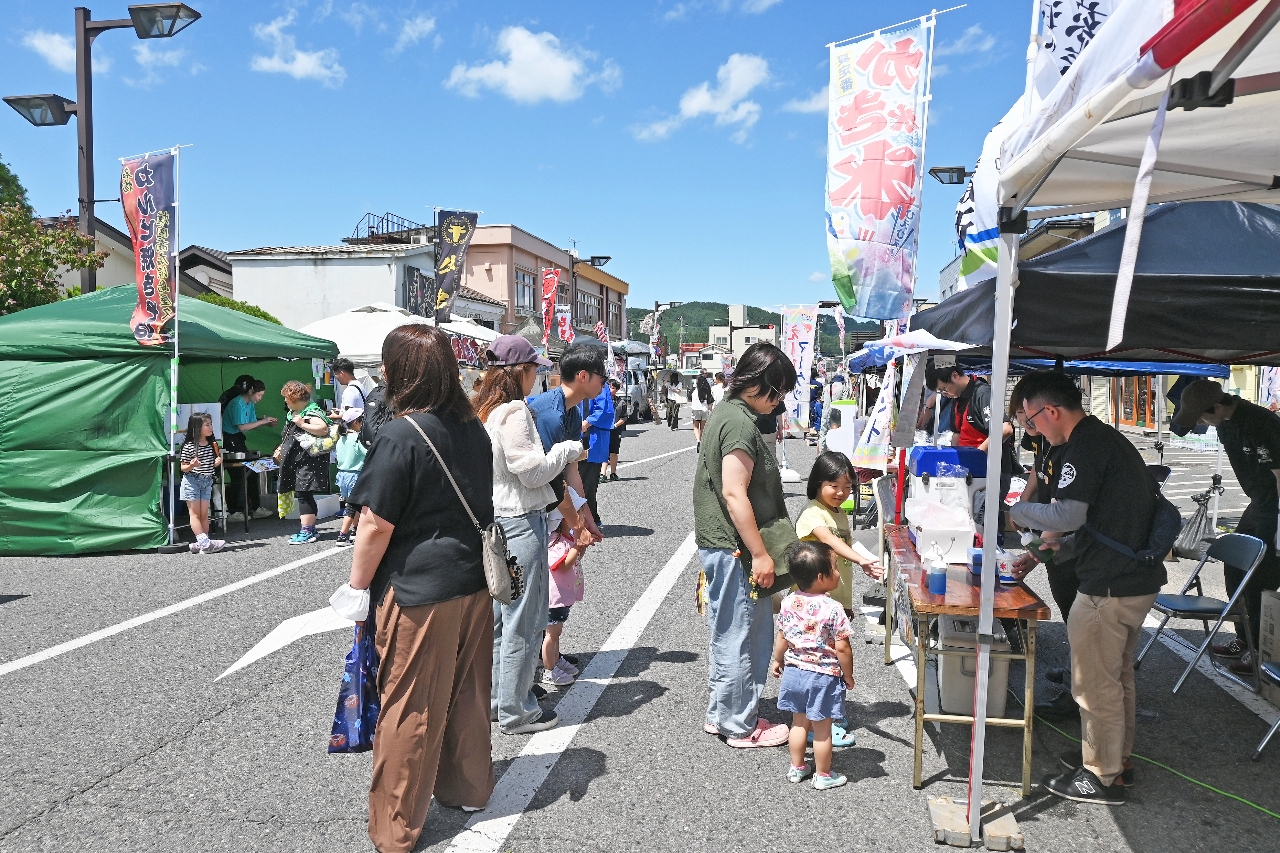 歩行者天国を楽しむ家族連れら