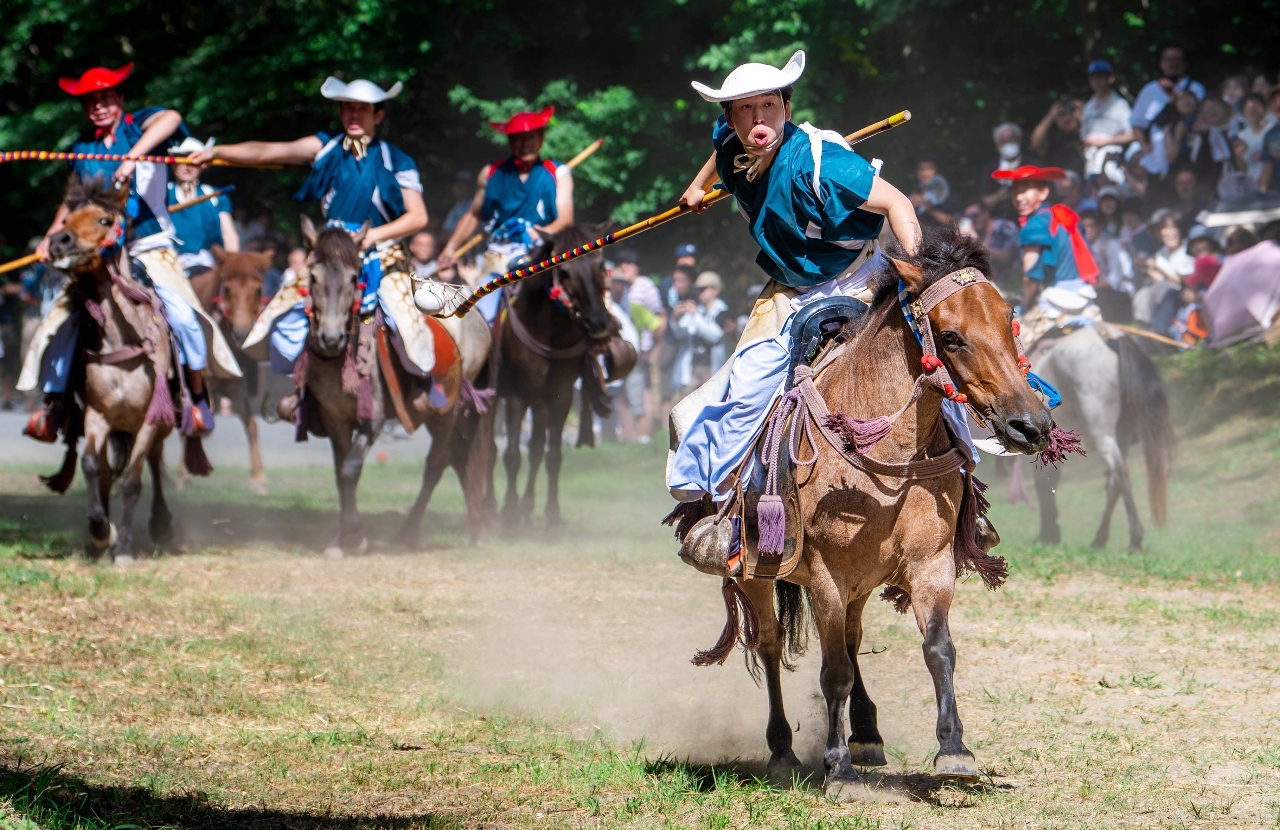 人馬一体の迫力ある対戦を見せる加賀美流騎馬打毬＝２０２５年
