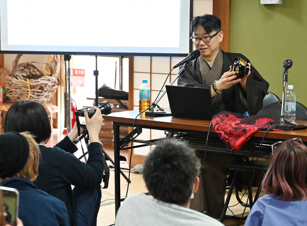 騎馬打毬の舞台となる長者山新羅神社でのイベントで講演する南部光隆さん＝５月