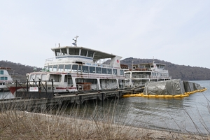 行政代執行で強制撤去へ　青森県、十和田湖に不法係留の遊覧船