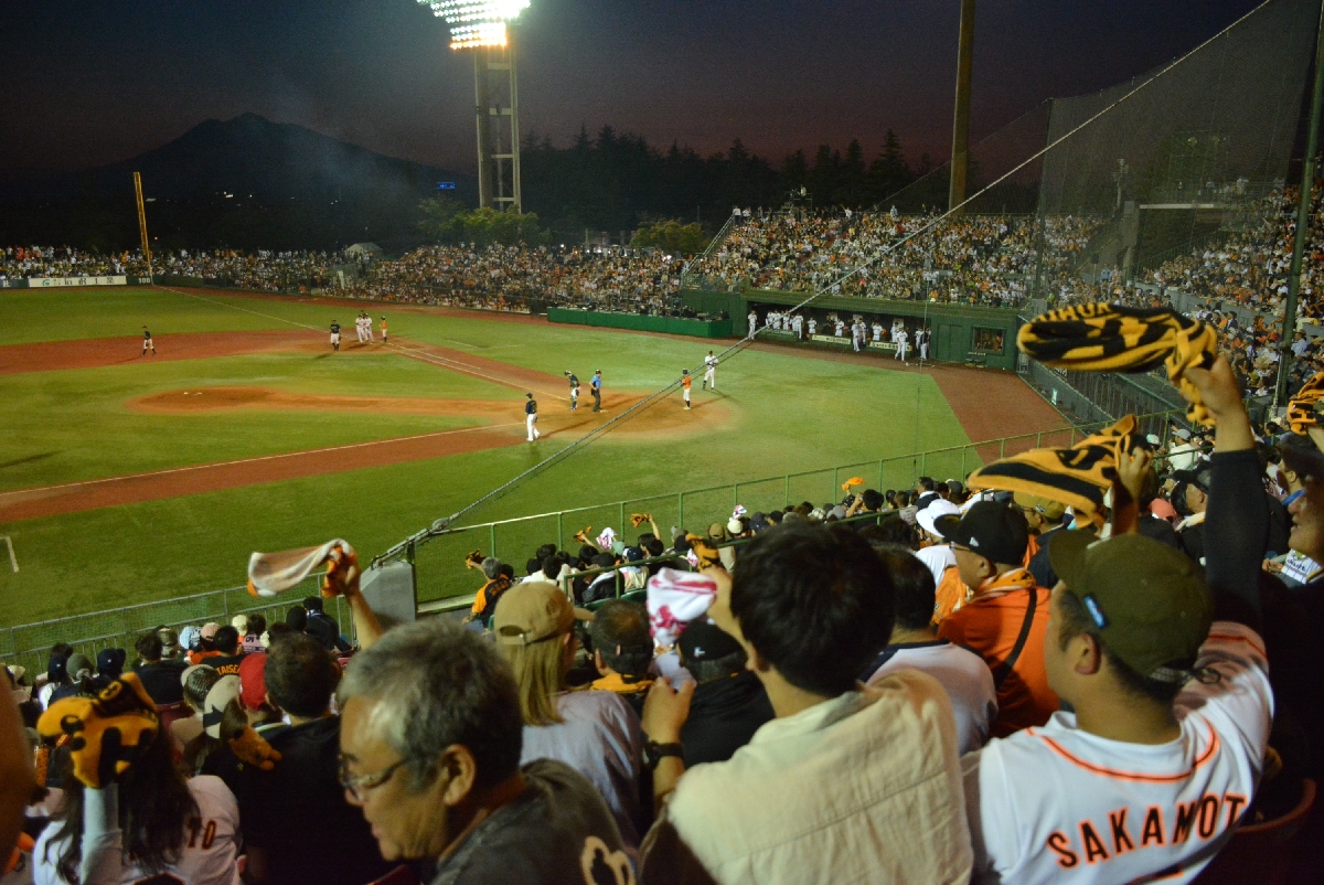 青森県内で７３年ぶりに行われたジャイアンツ１軍公式戦。球場には大勢の野球ファンが詰めかけた＝３０日、弘前市のはるか夢球場