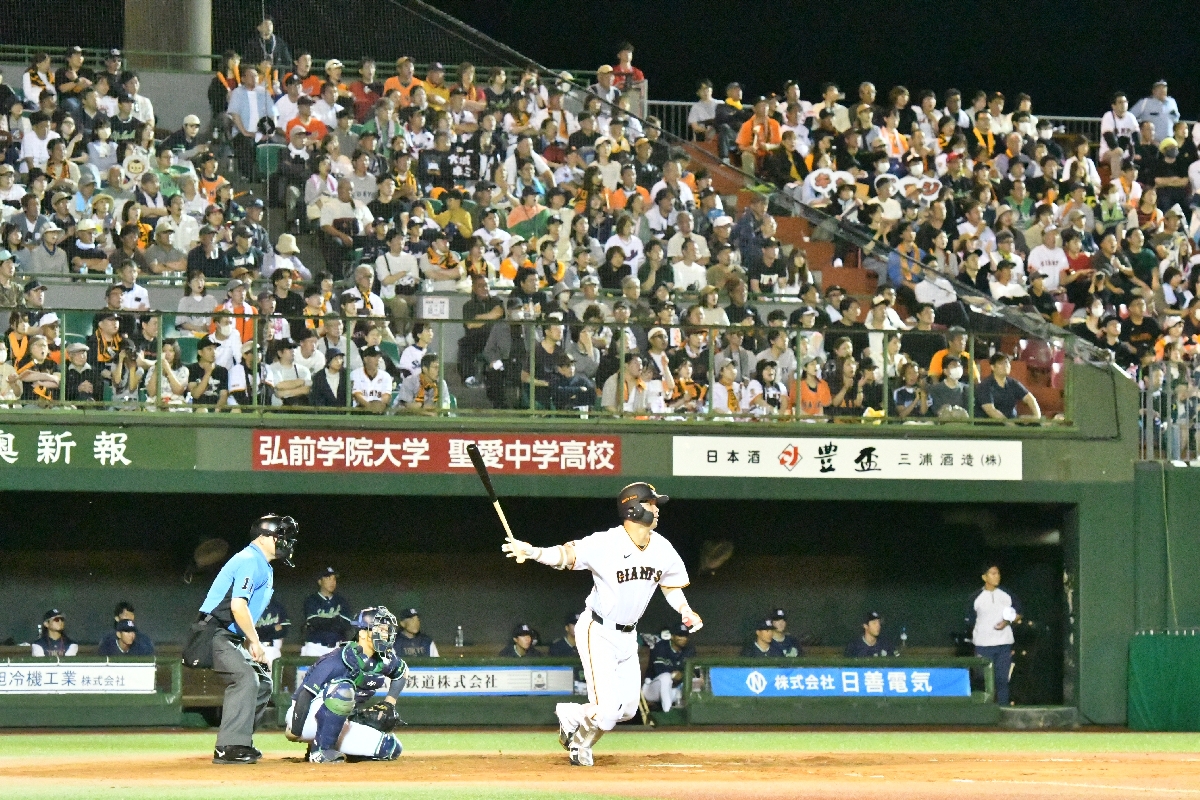 青森県内で73年ぶりに行われたジャイアンツ1軍公式戦。球場には大勢の野球ファンが詰めかけた=30日、弘前市のはるか夢球場