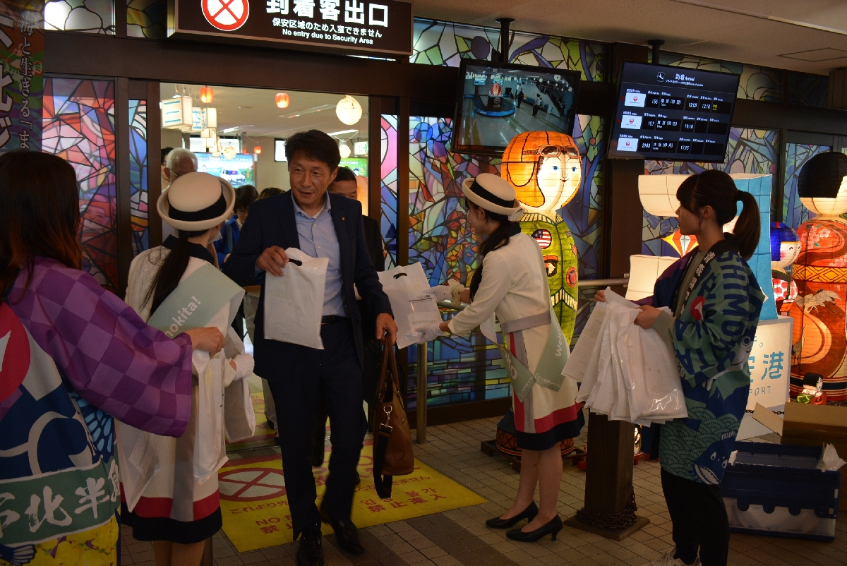 三沢空港に降り立った乗客への下北観光ＰＲ活動