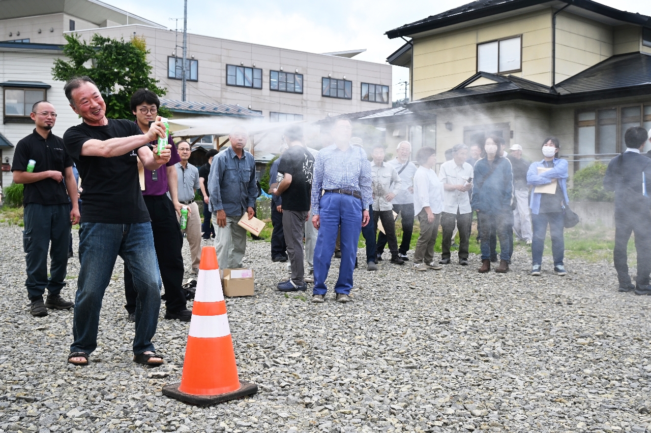 クマ撃退スプレーの噴射を実践練習する漆搔き職人
