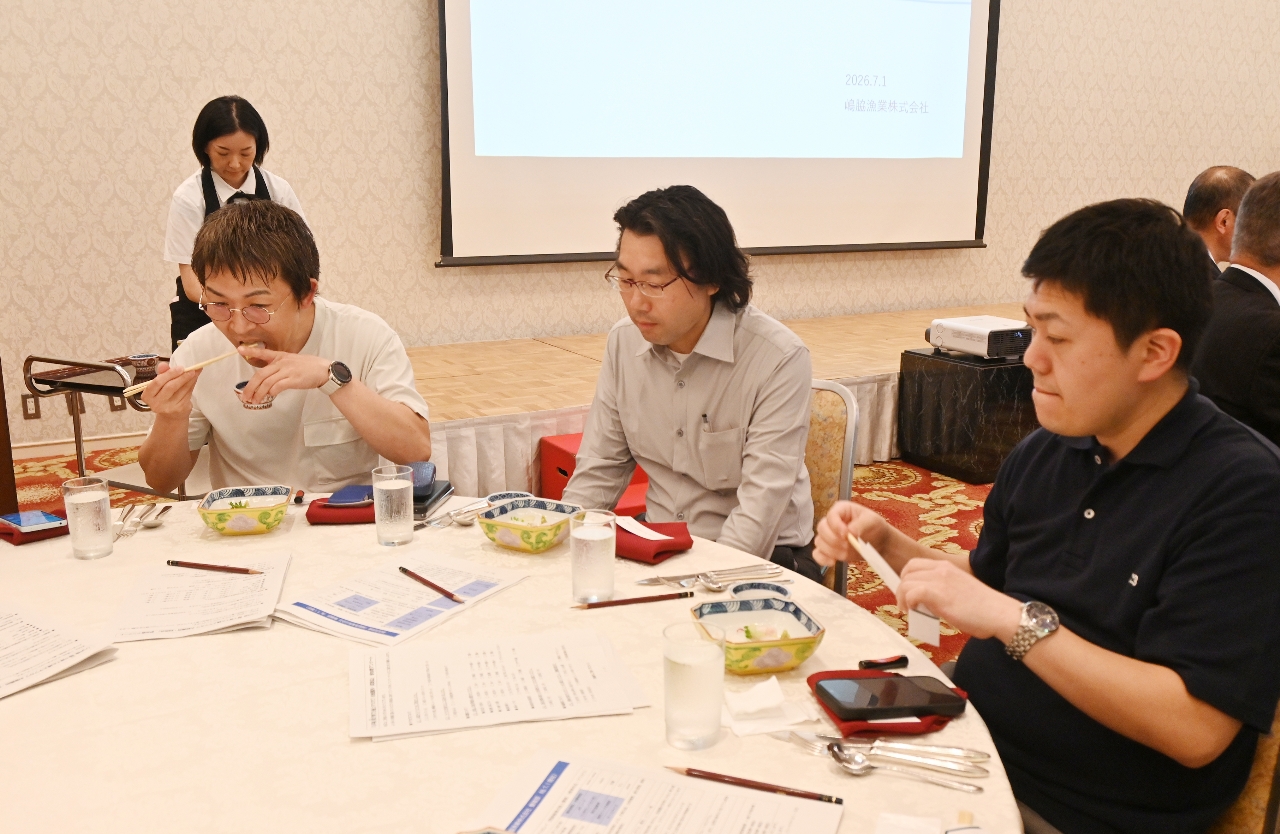 刺し身を試食する出席者