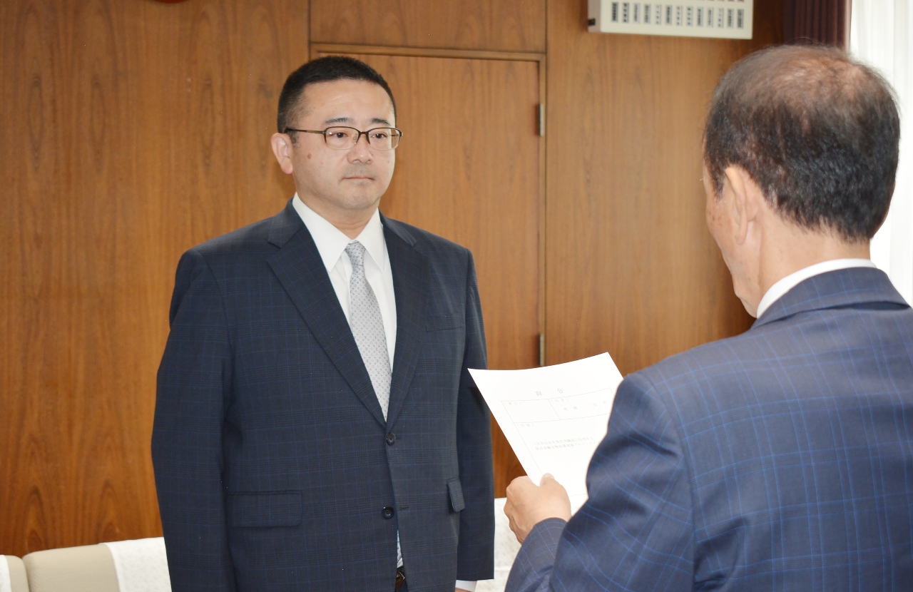 小桧山吉紀市長(右)から辞令を受ける馬場宏和さん=1日、三沢市役所