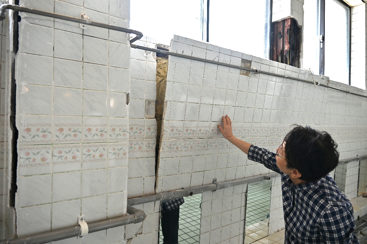 浴場では、コンクリートごと壁が剥がれた＝１日、八戸市の柳湯