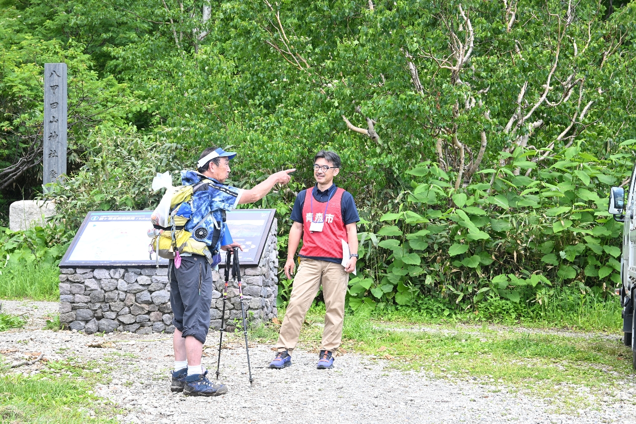 登山客らにクマへの注意を呼びかける青森市職員（右）＝６月２９日、青森市