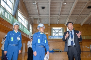 早期復旧へ八戸の学校施設視察 震度6強地震で熊谷市長