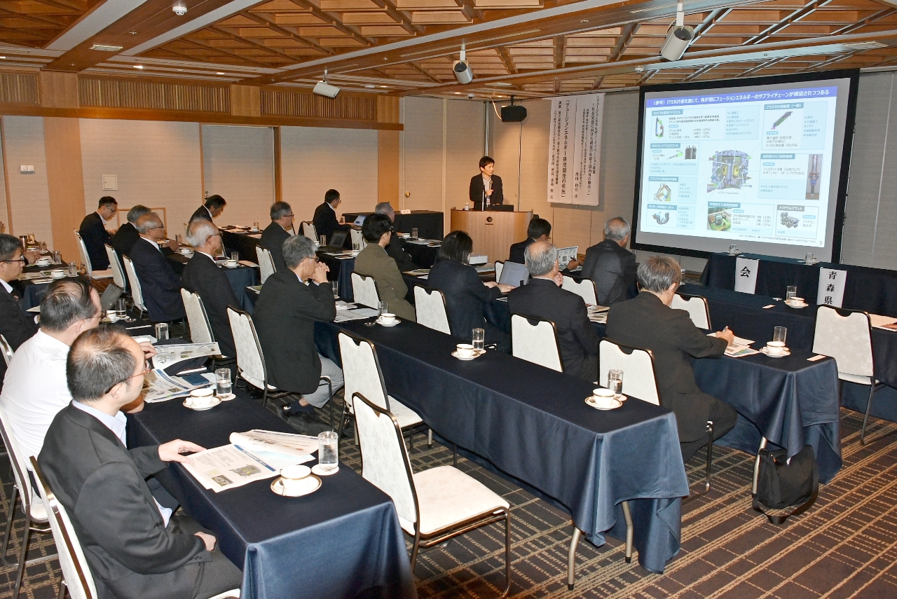 会員が核融合発電の現状に理解を深めた報告会＝２日、青森市