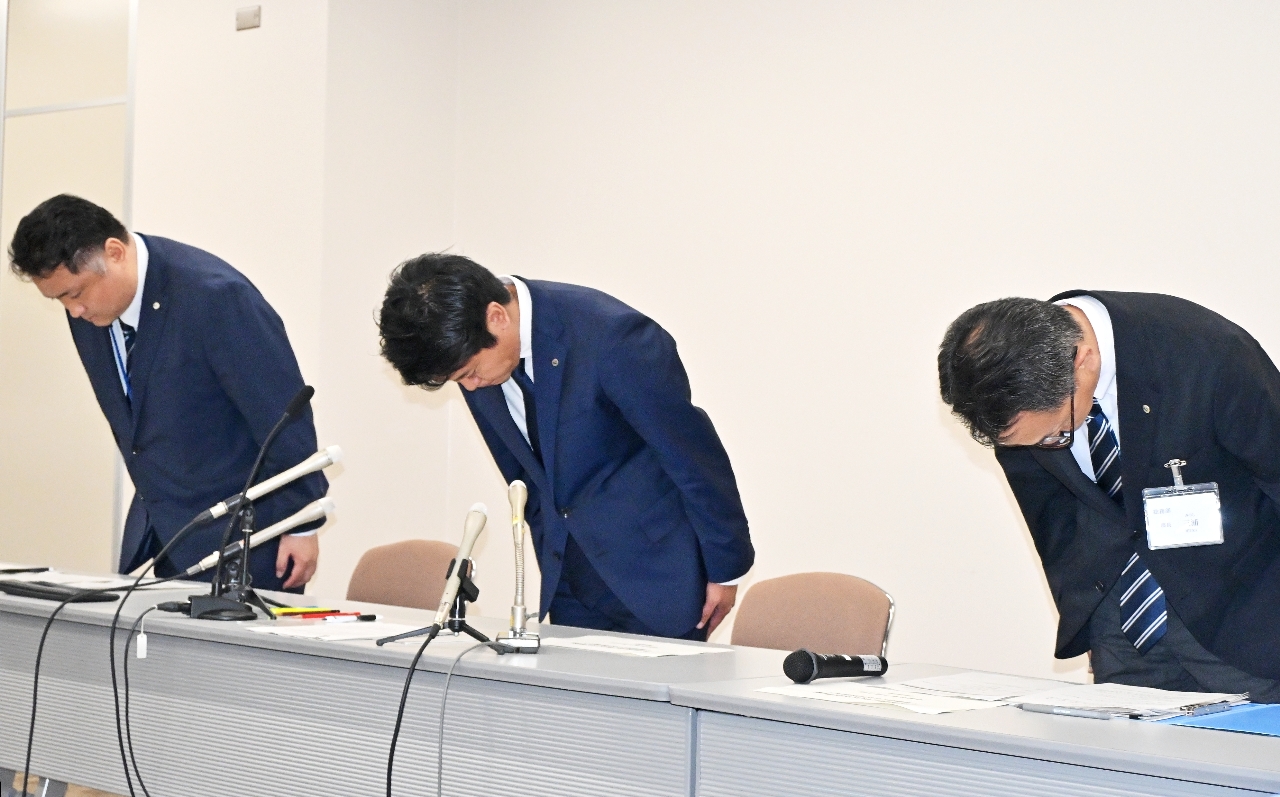 職員の逮捕を受け、陳謝する宮下宗一郎知事(中央)ら=2日、青森県庁