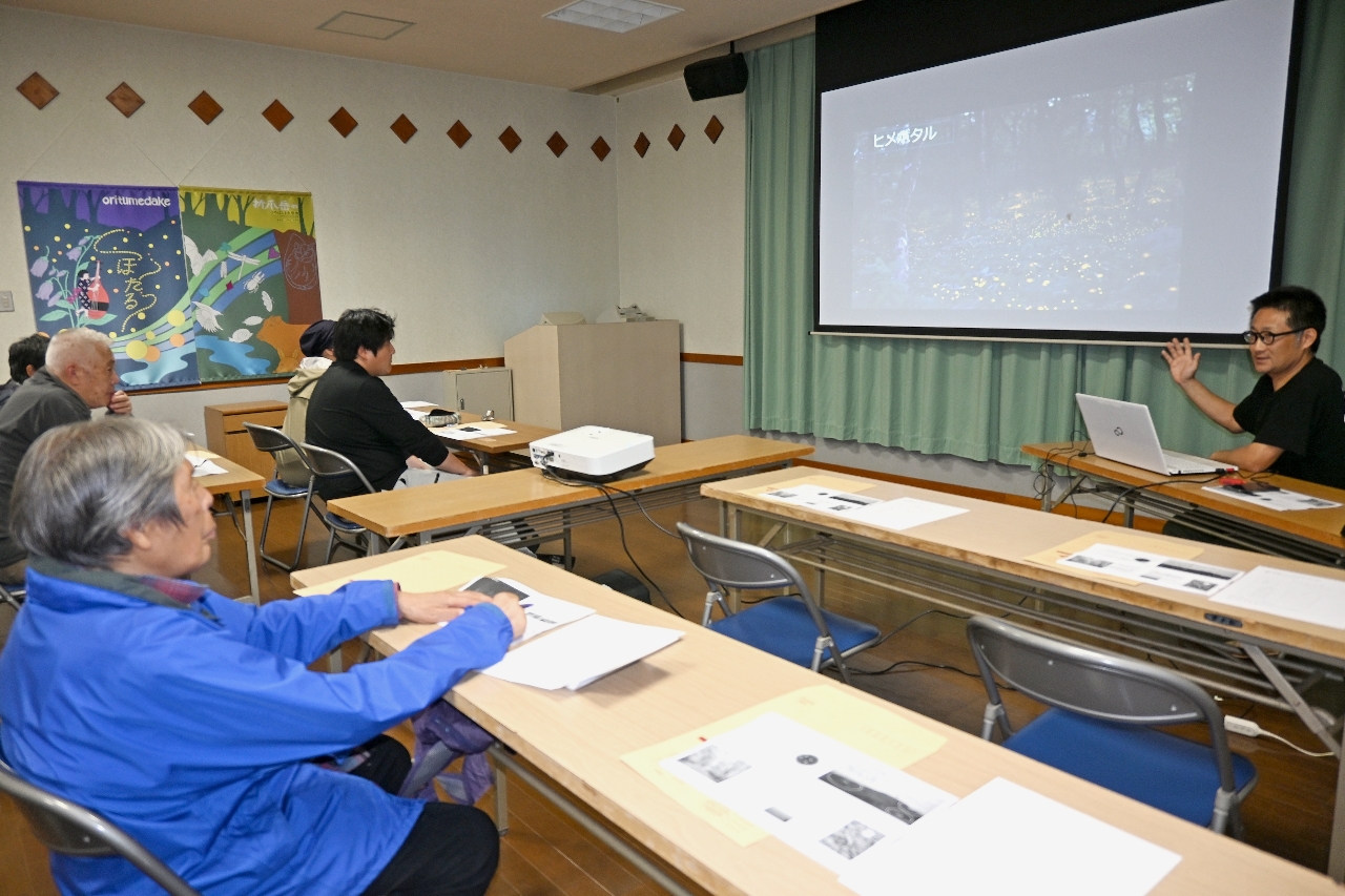ヒメボタル観賞ガイドの希望者を対象に開かれた養成講座。今年はガイドの中止が決まった＝６月２６日、二戸市