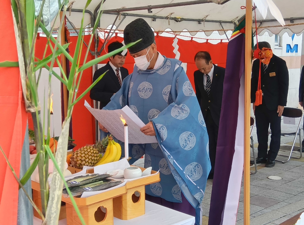 神事で期間中の安全を願う関係者＝３日、三沢市