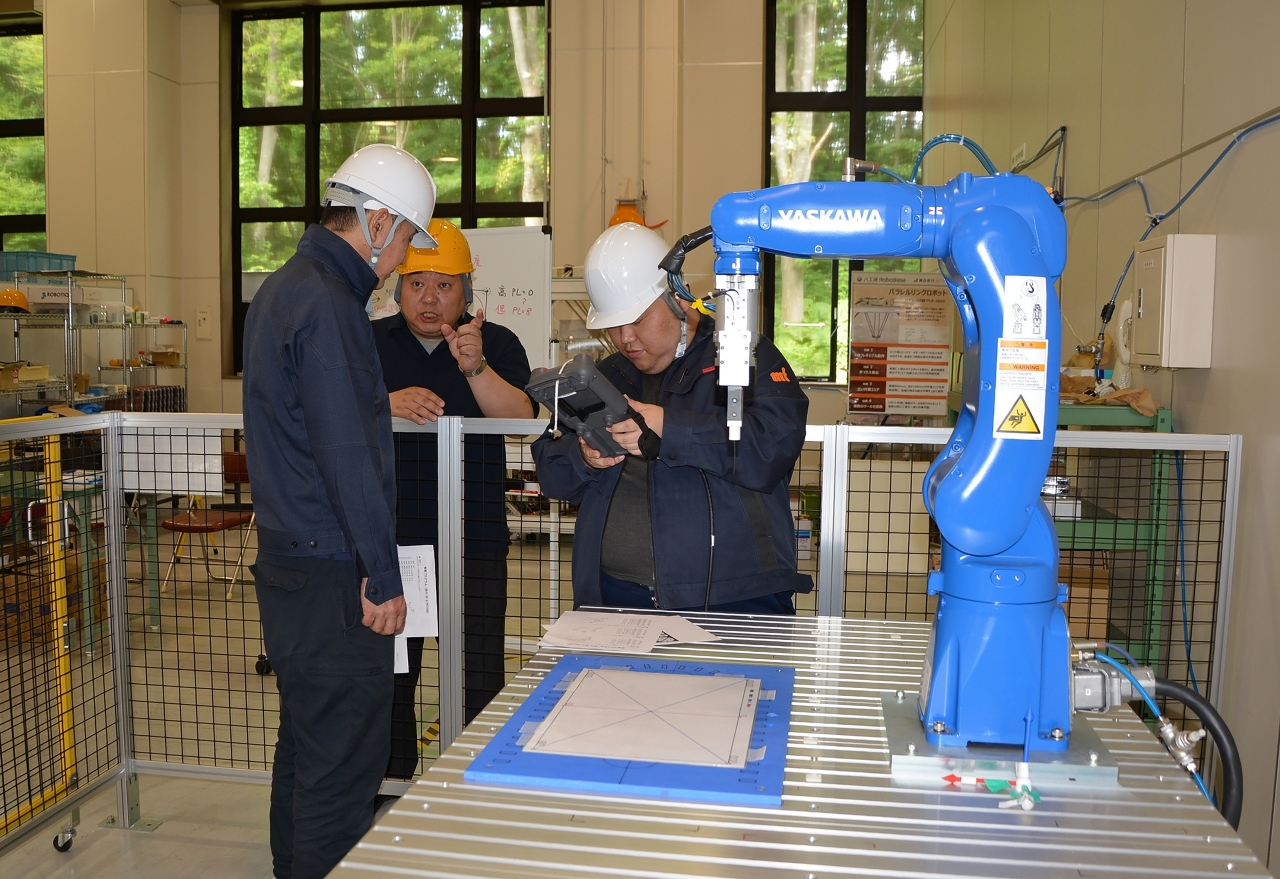 受講生が安全な操作方法などを学んだ産業用ロボットの研修会＝３日、八戸インテリジェントプラザ