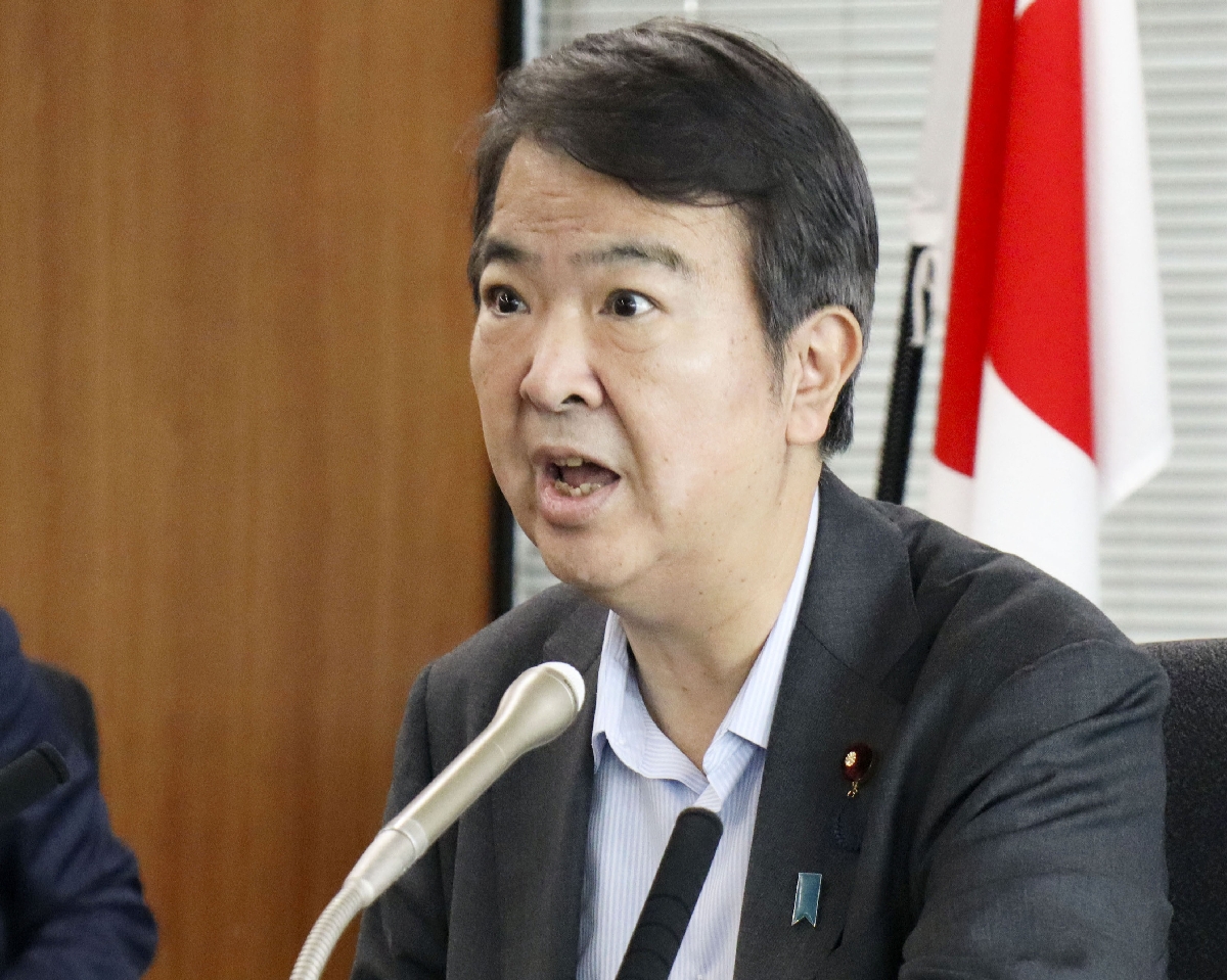記者会見する石原環境相=3日午前、環境省