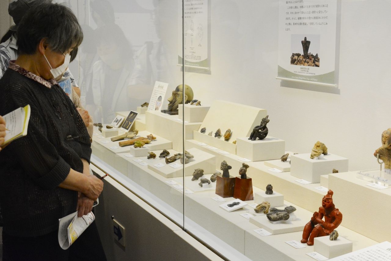 顔を表現した土偶や土器などを展示している特別展=3日、八戸市埋蔵文化財センター是川縄文館