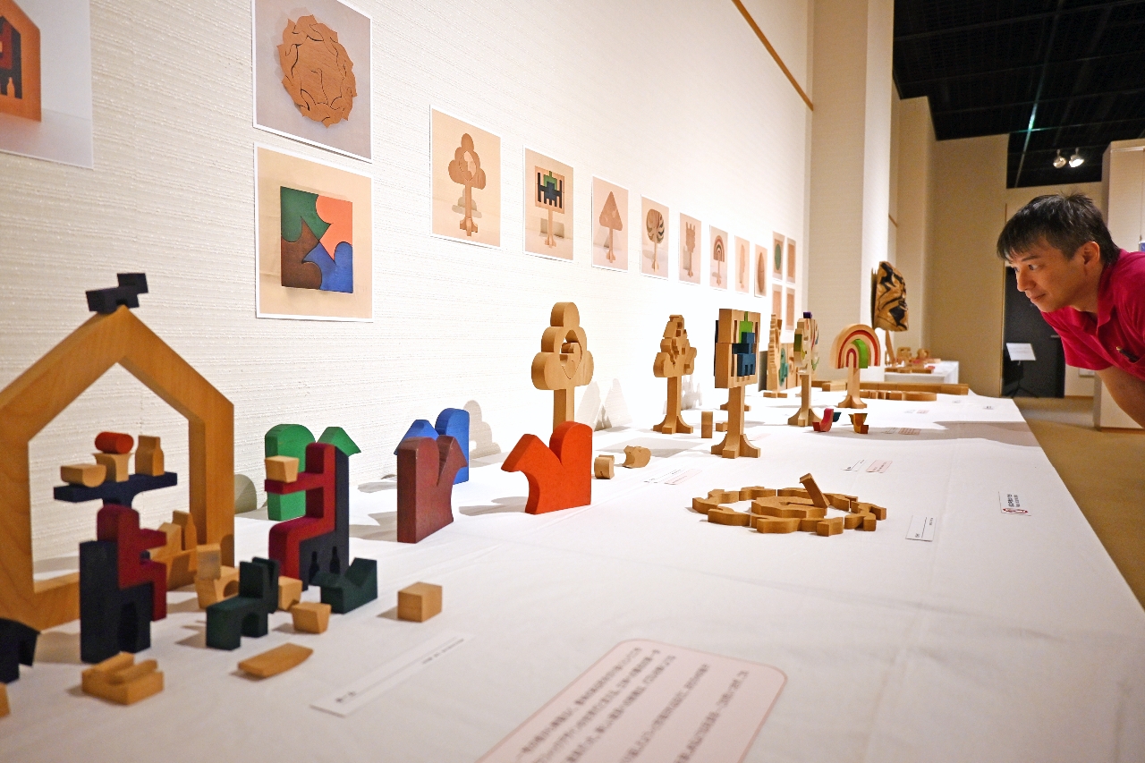木材を使ったおもちゃなどのさまざまな作品が並ぶ企画展