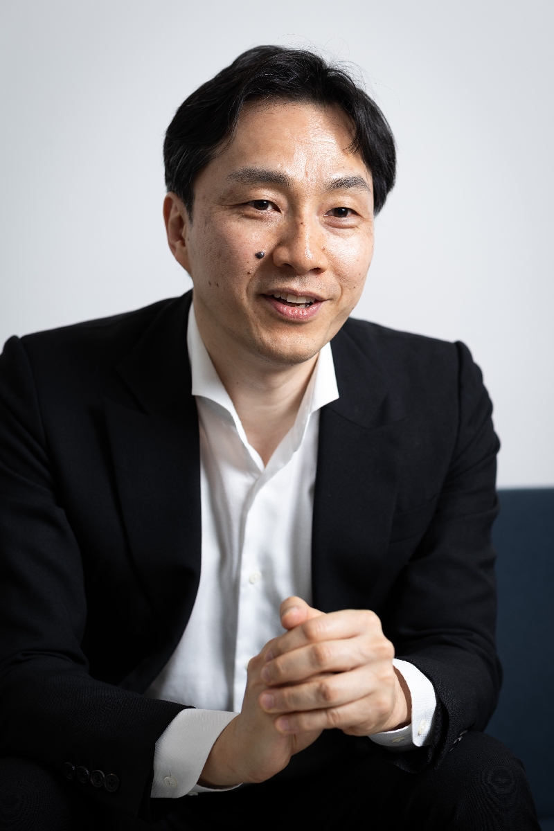 〔1〕「金融政策を題材にした小説をずっと書きたいと思っていた」と語る稲葉大樹さん=東京都中央区