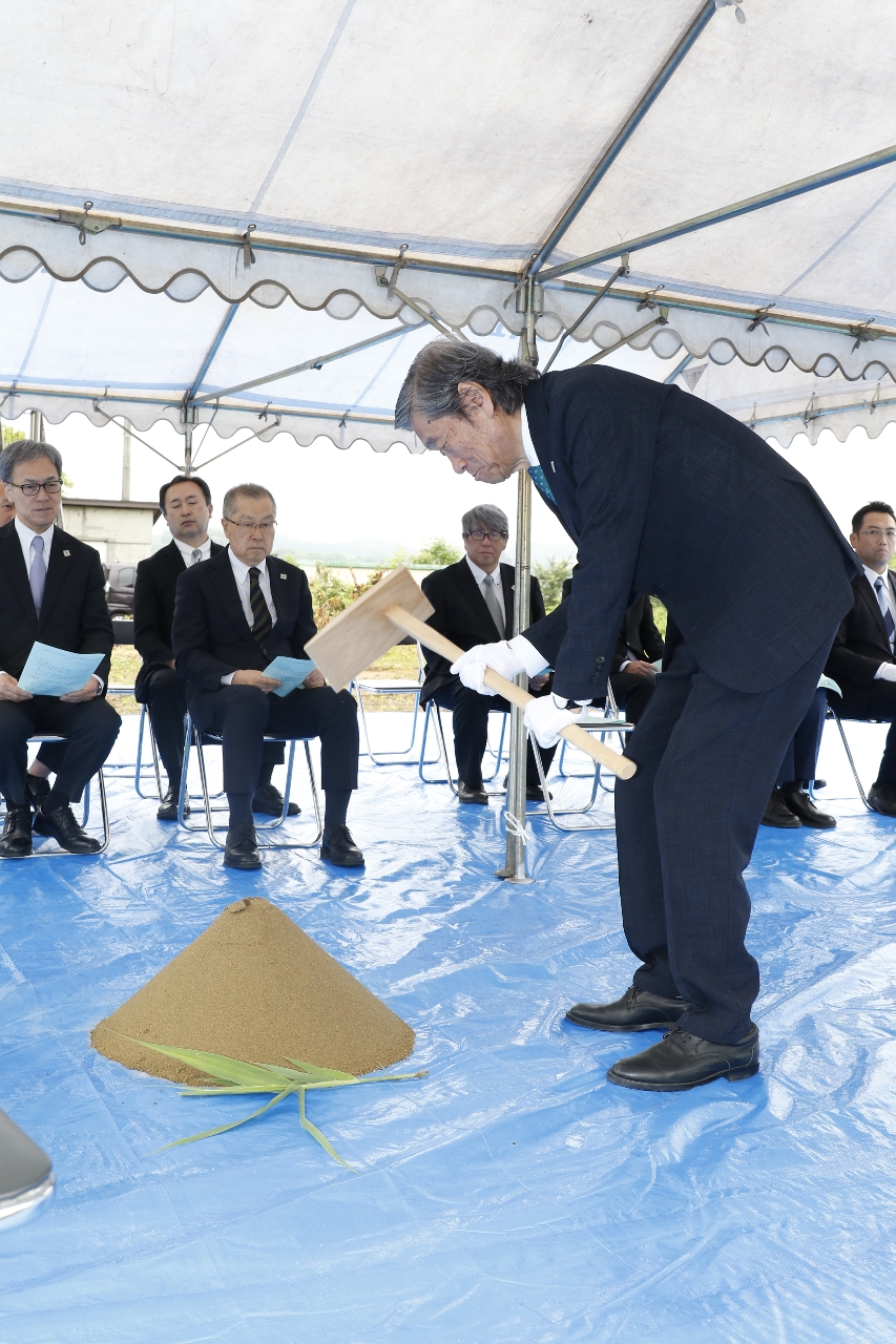くわ入れをする小林眞副理事長＝３日、五戸町