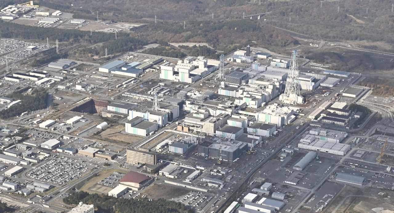 完工までの新たな工程が示される見込みとなった日本原燃の使用済み核燃料再処理工場＝２０２５年１１月、六ケ所村