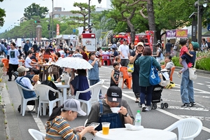 歩行者天国でお祭り楽しむ とわだまるっとフェス/十和田