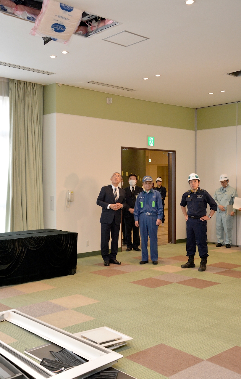 被災した葬祭施設を視察する宮下宗一郎知事(手前右)と熊谷雄一市長(中央)=4日、八戸市