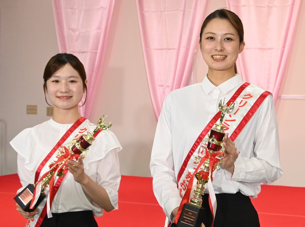 クリーンライスレディに選ばれた苫米地李織さん(右)と外崎葵さん=4日、青森市