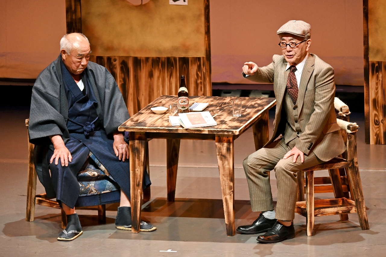 「井伏鱒二放屁事件」の一幕。柾谷伸夫さん（右）と長谷川等さんが、太宰治のお目付役を演じた＝５月２２日、八戸市