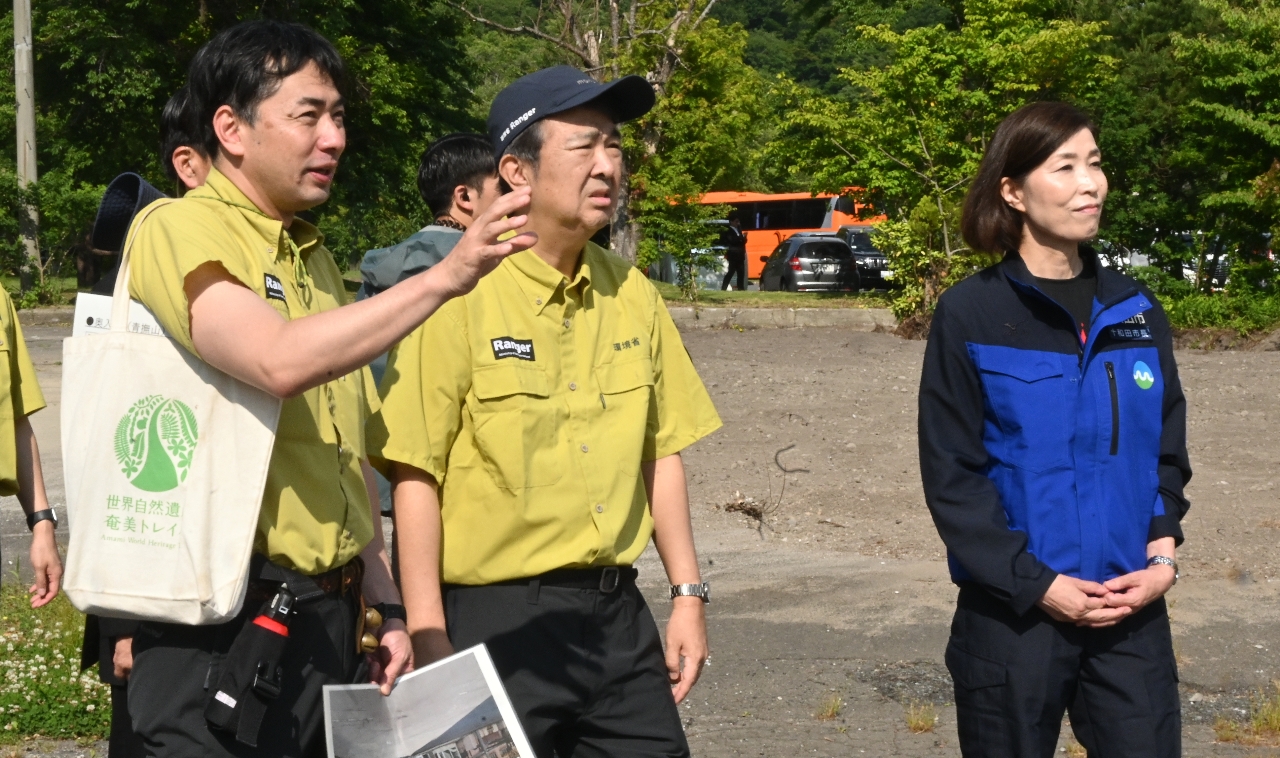 十和田湖畔休屋地区を視察する石原宏高環境相(左から2人目)と櫻田百合子市長(右)=4日