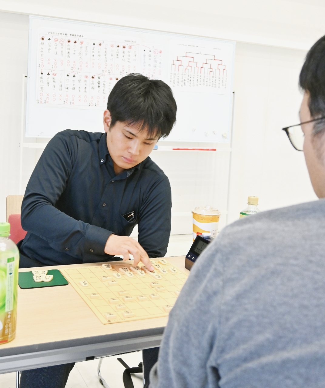 船橋隆一五段(右)を下して全国大会出場を決めた小林憲治五段=5日、デーリー東北新聞社