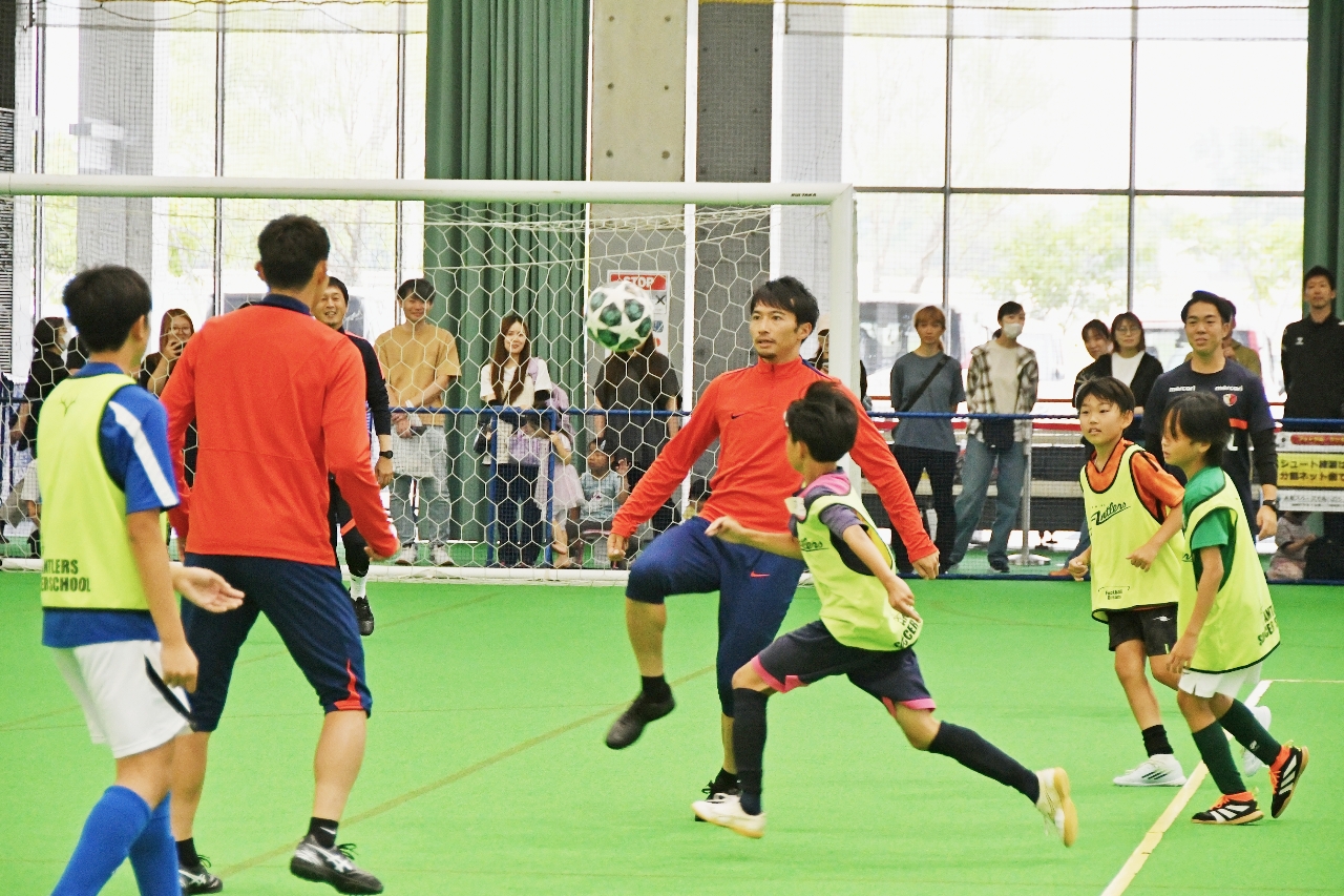 子どもたちと試合形式の練習でプレーした柴崎岳選手（中央）＝５日、むつ市
