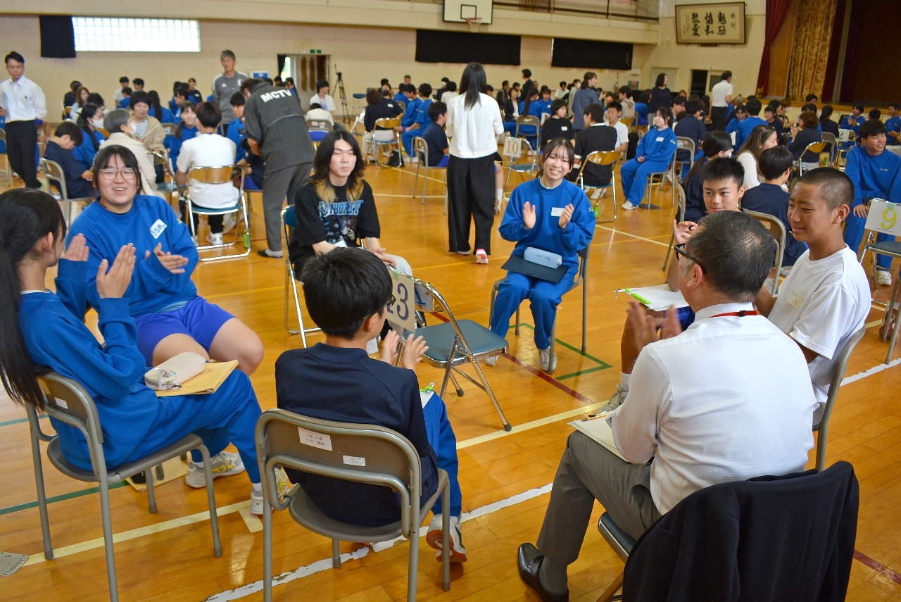 「思いやり」をテーマに意見を交わす参加者