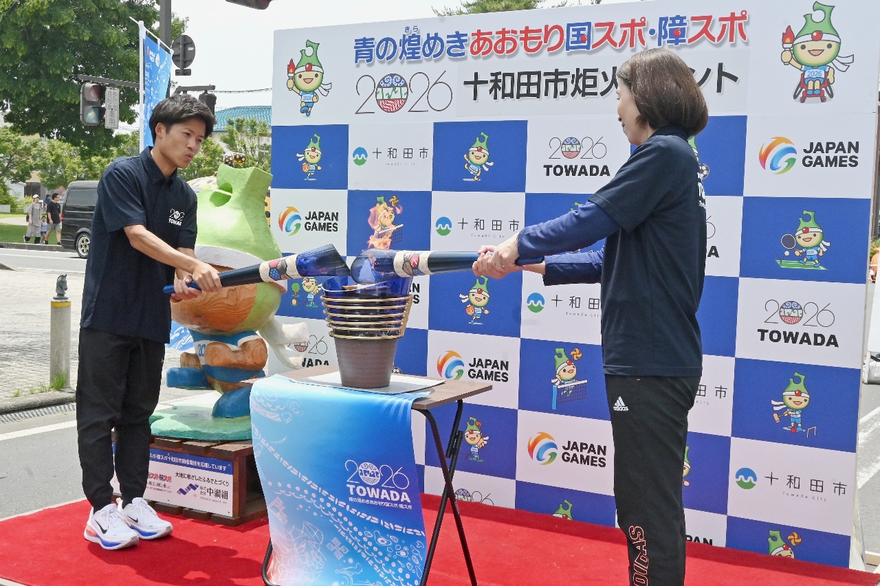其田健也(左)がゲスト参加した十和田市の炬火イベント。右は櫻田百合子市長=5日