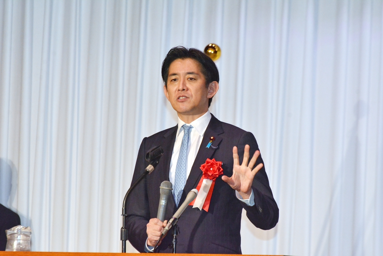 青森県はエネルギー産業の拠点になる「ポテンシャルがある」と語る小林鷹之政調会長=5日、青森市