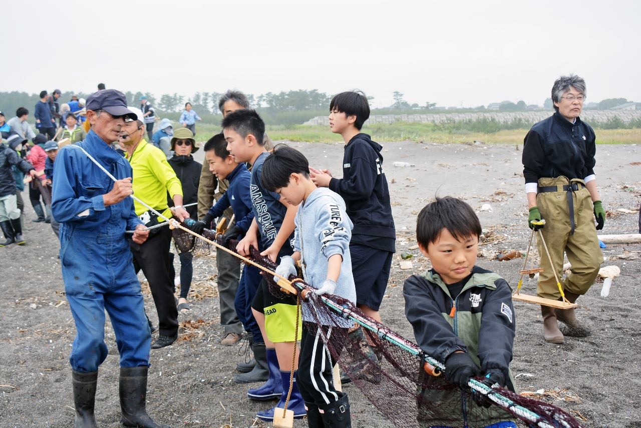 子どもや大人が力を合わせて網を引いた