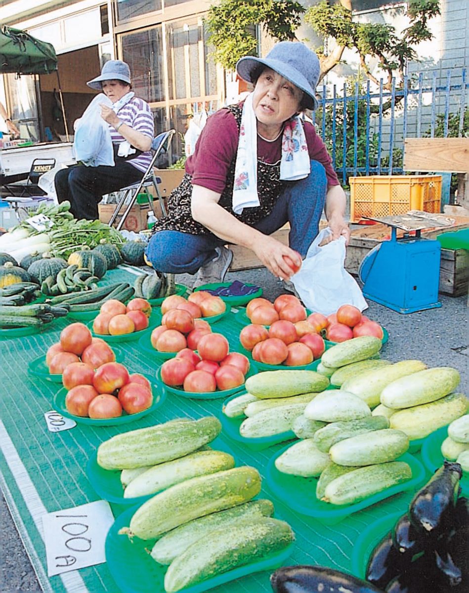 【写真説明】夏場は「片町の朝市」の主役となる糠塚キュウリ(手前)。懐かしい味が多くの客を引き寄せる