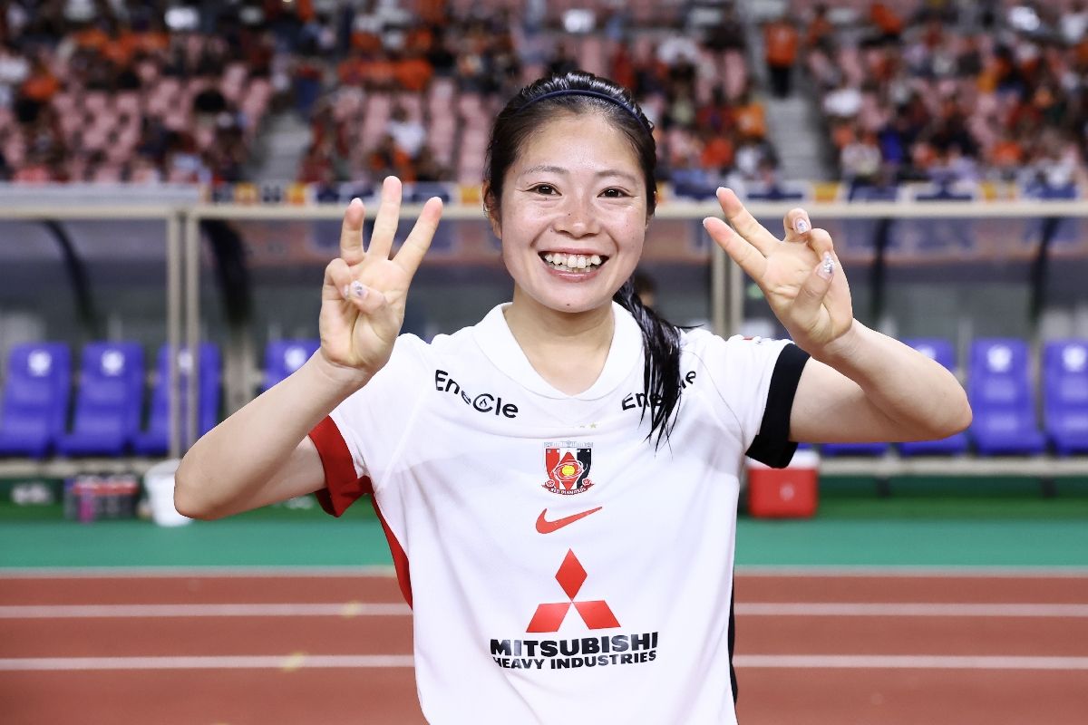 ハットトリックを達成し、笑顔でポーズを決める伊藤美紀(C)URAWA REDS