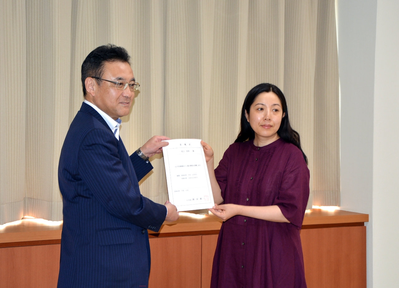 熊谷雄一市長(左)から委嘱状を受ける尾上美和さん