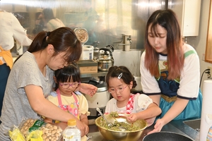 町内外の親子25人、防災や栄養管理を学ぶ　六戸で防災×食育こそだてカフェ