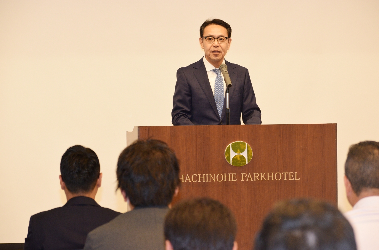 会社説明会であいさつする佐藤健志頭取＝６日、八戸パークホテル