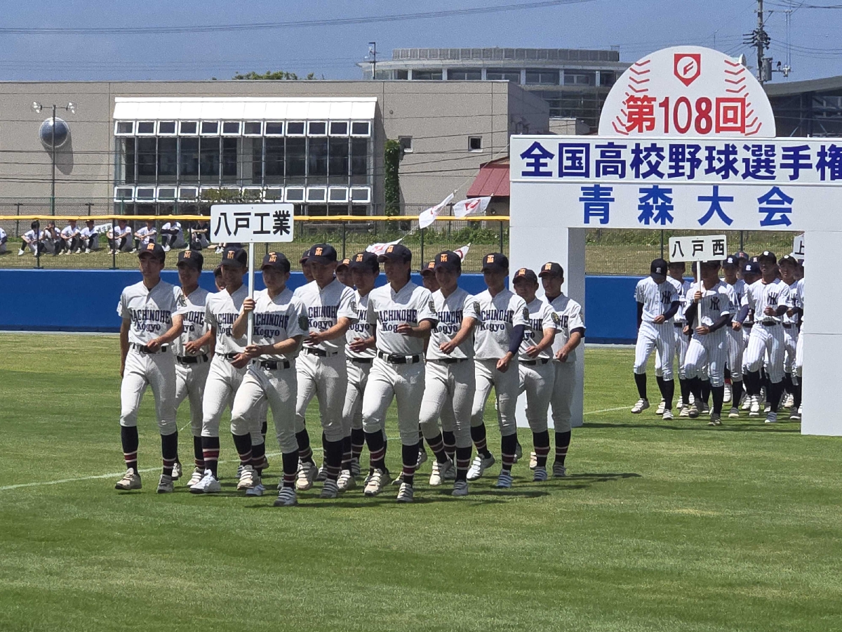 開会式で堂々の入場行進を繰り広げる球児＝７日