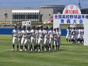 目指せ甲子園、堂々の入場行進 高校野球青森大会が開幕
