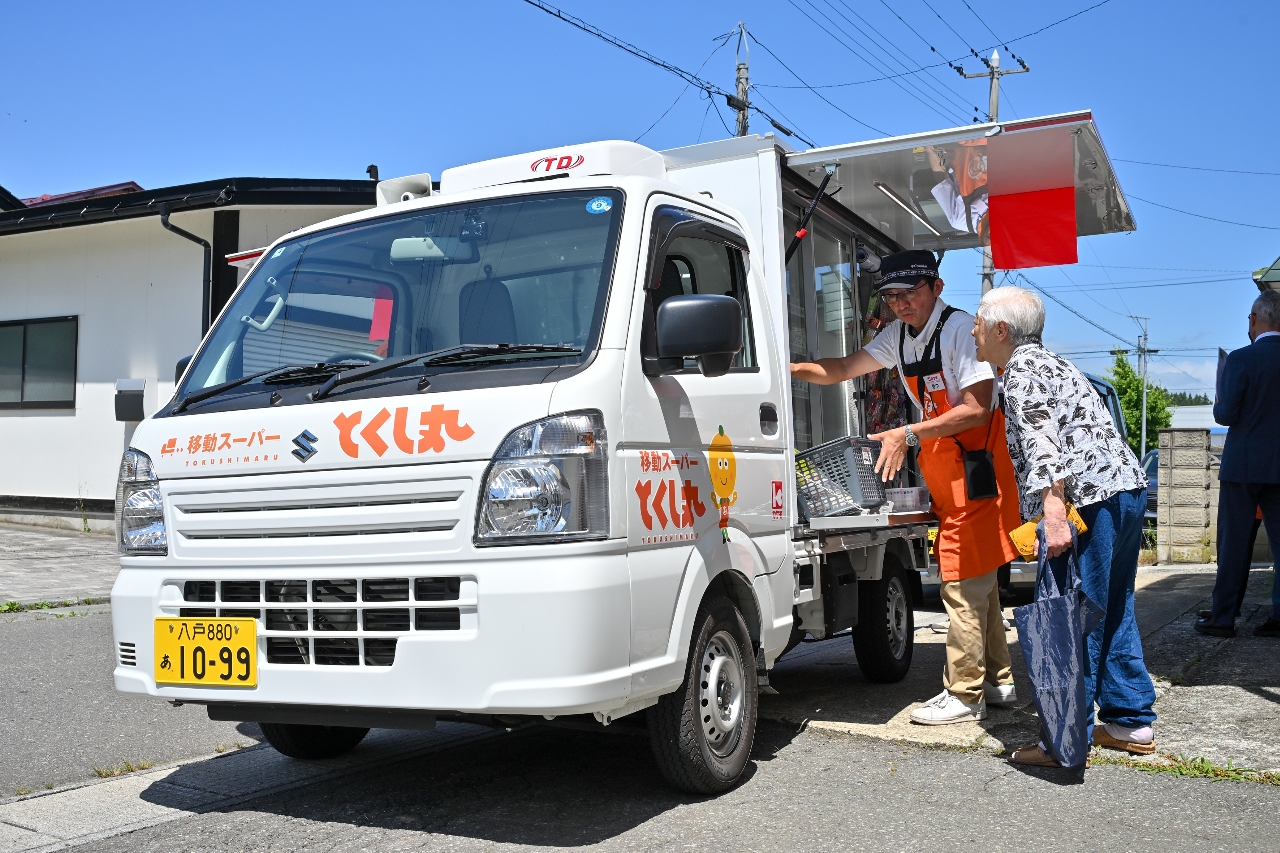 七戸町で運行を開始した移動販売車「とくし丸」=7日、同町