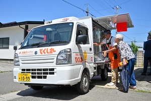 移動販売車「とくし丸」七戸で営業開始　買い物困難者や高齢者の見守り兼ね