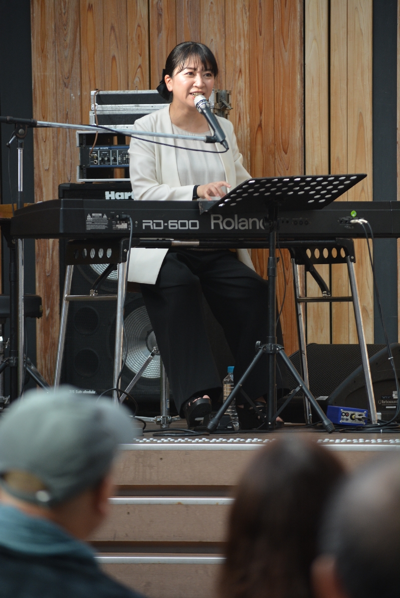 パワフルな歌声と聴衆を引きつける演奏を披露した泉沢果那さん