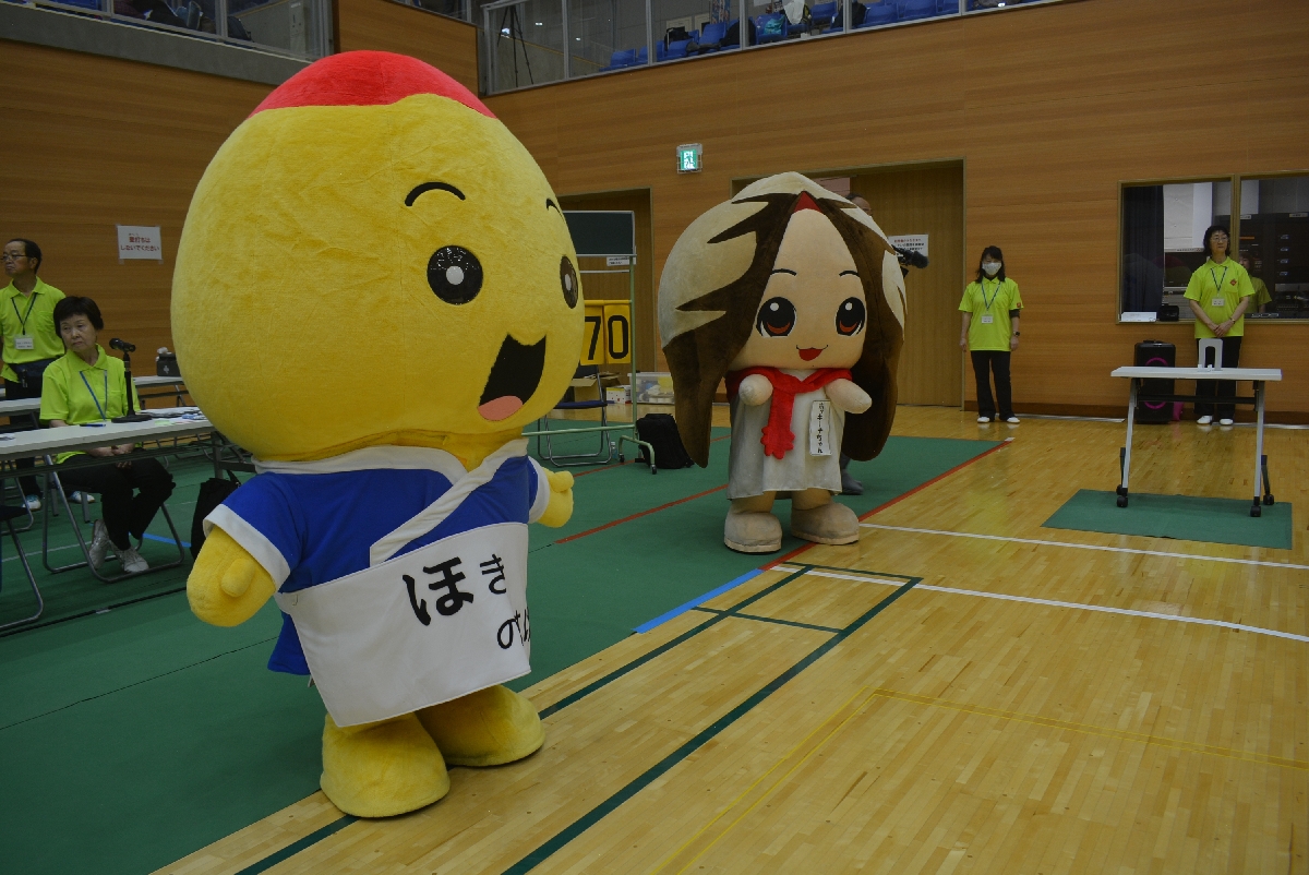 三沢市キャラクターの「ほきのすけ」(左)、「ホッキーナちゃん」も応援に駆け付けた