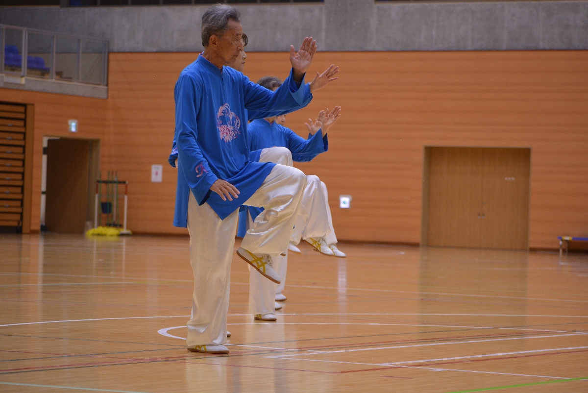 真剣な表情で演武する出場者